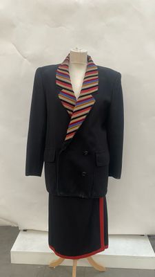 an image of a suit and tie on a mannequin
