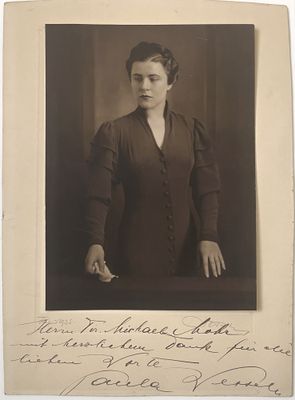 une vieille photo d'une femme tenant une cigarette à la main