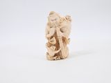 figurine en ivoire sculpté représentant un homme tenant un panier de fleurs