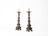 paire de chandeliers anciens en fonte