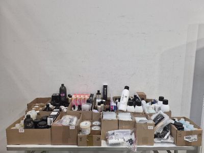 une table sur laquelle se trouvent de nombreuses bouteilles et d'autres objets