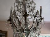 un lustre en cristal suspendu au plafond dans un salon