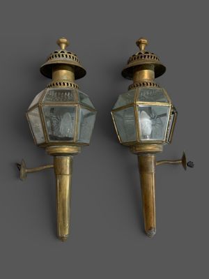 paire d'appliques murales anciennes en laiton avec des panneaux en verre