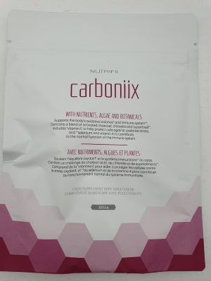 un sachet de poudre Carbomix posé sur une surface blanche