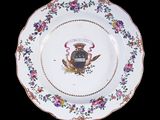 une assiette sur laquelle est représenté un blason