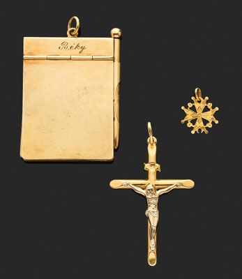 un crucifix en or représentant une croix et un livre