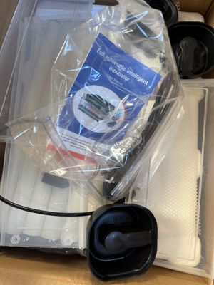 une boîte contenant quelques objets, posée sur une table