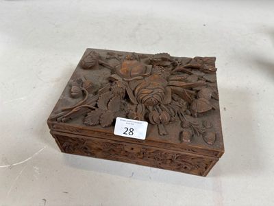 une petite boîte en bois ornée d'un motif floral