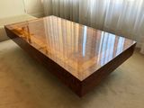 une photo d'une table basse dans un salon