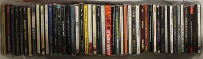une photo montrant une pile de CD sur une étagère