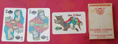 quatre cartes à jouer et un paquet de cartes à jouer posés sur une table