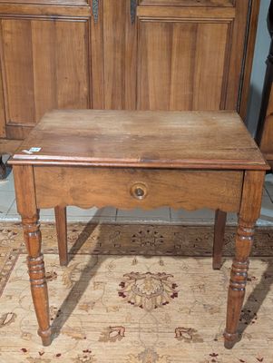 une petite table en bois surmontée d'un tiroir