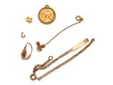une photo d'une collection de bijoux comprenant une pièce d'or et une chaîne