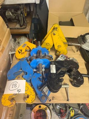 les nombreuses pinces et les nombreux outils qui se trouvent sur la table