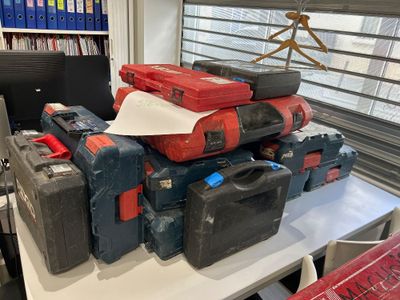 une pile de bagages posée sur une table blanche
