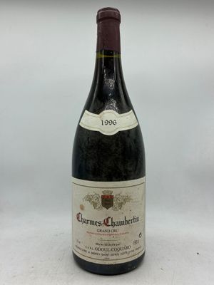 une bouteille de vin posée sur une table