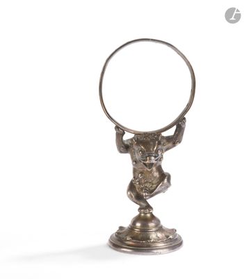 une image représentant la statue d'un homme tenant une bague dans ses mains