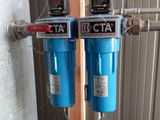 deux filtres à eau fixés au mur