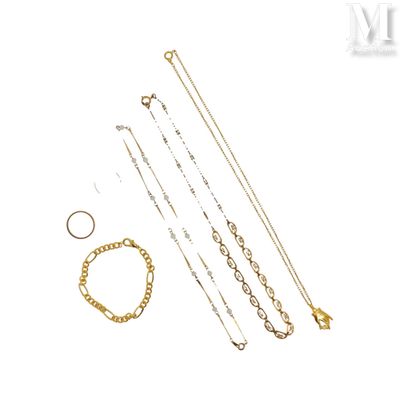 plusieurs types de colliers et de bracelets posés sur un fond blanc
