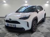 Le SUV Toyota C-HR blanc est garé dans le garage.