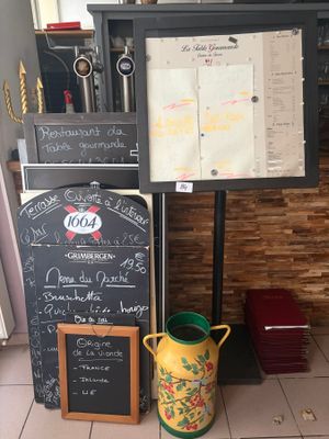 Un lot de panneaux de réclame. On y joint un porte menu.