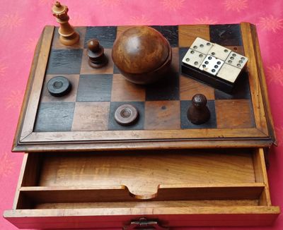 une boîte en bois contenant un échiquier et un jeu d'échecs