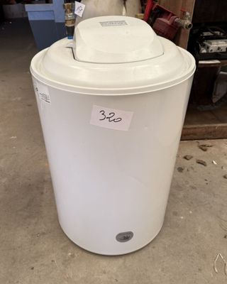un chauffe-eau qui se trouve dans le garage