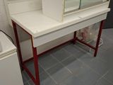 un meuble-lavabo blanc sur lequel est posé un miroir, dans une salle de bains