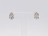 une paire de boucles d'oreilles en argent posées sur un présentoir, sur fond blanc
