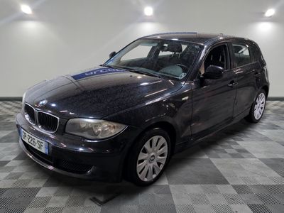 la photo d'une voiture noire garée dans un garage