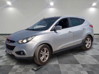 la photo d'une voiture argentée garée dans un garage