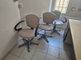 trois chaises qui se trouvent dans un coin de la pièce