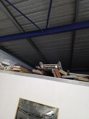 une photo d'un garage avec plein de bric-à-brac par terre