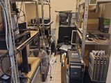 une pièce remplie d'appareils électroniques et de matériel en tout genre