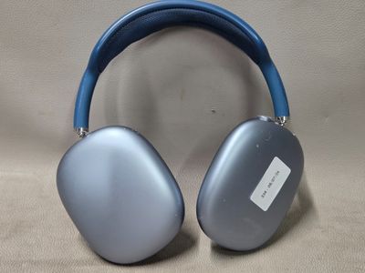 une image représentant un casque audio posé sur une table
