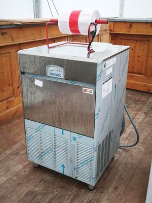 une machine posée sur une table en bois