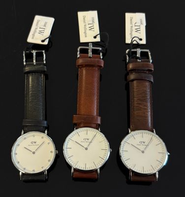 Trois modèles de montres différents sont présentés sur un fond noir