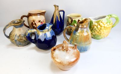 de nombreux types de vases différents posés sur une table