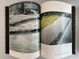 un livre ouvert sur une page où figure l'image d'un jardin