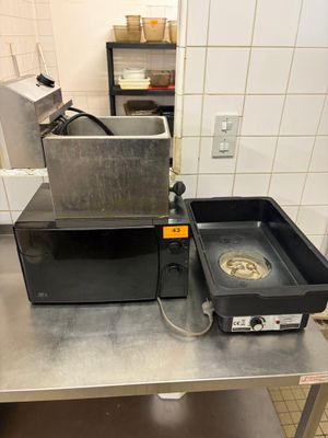 deux casseroles posées sur une table dans une cuisine équipée d'une cuisinière
