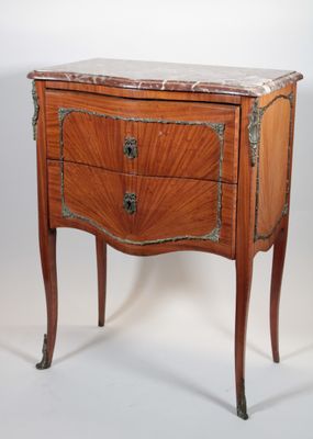 une petite commode avec un plateau en marbre