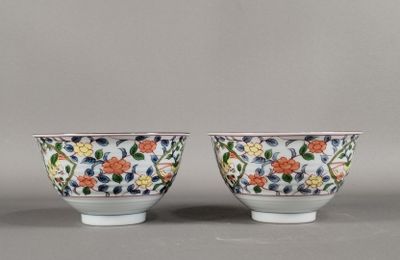 paire de bols chinois bleus et blancs ornés de motifs floraux