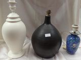 deux vases et une lampe posés sur une table