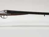 un fusil posé sur un support transparent, muni d'une crosse en bois