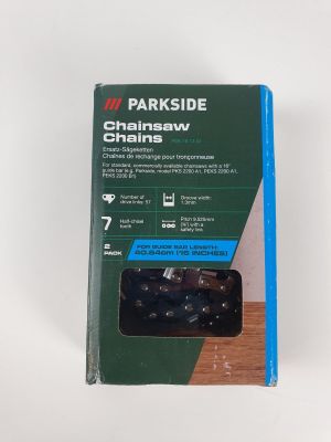 la boîte de chaînes est posée sur la table, sur la table