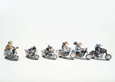 cinq figurines représentant des personnes à moto sur un fond blanc