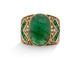 une bague en émeraude et diamant