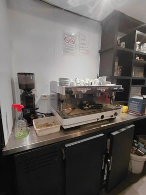 une machine à café posée sur le comptoir d'un café
