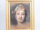 portrait d'une femme dans un cadre doré, avec une fleur dans les cheveux