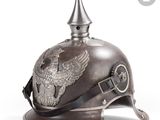 un vieux casque orné d'un aigle